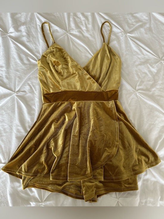 a'gaci Dresses & Skirts - A'GACI Gold Velvet V-Neck Spaghetti Skort Romper